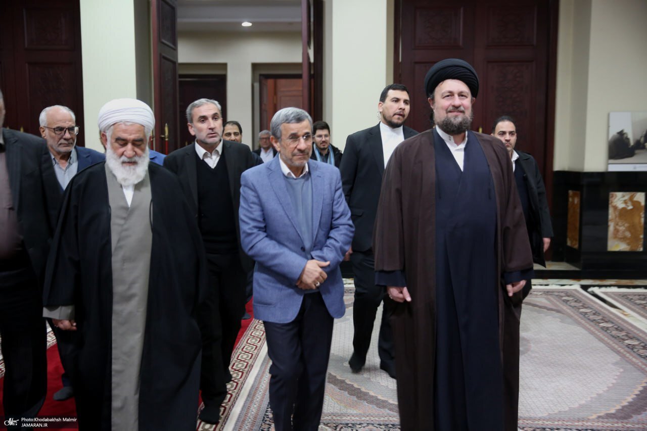 تصاویری از احمدی نژاد در حرم امام خمینی(ره) / او سر مزار چه کسانی رفت؟