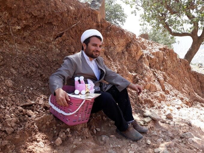 تابوشکنی یک روحانی در مناطق محروم با توزیع نوار بهداشتی/ واکنش کاربران شبکه ایکس؛ «نمیشه بذارنش وزیر آموزش و پرورش؟»/ عکس