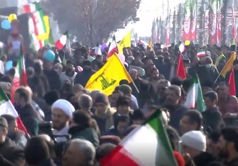 پرچم فلسطین و حزب‌الله در دستان راهپیمایی‌کنندگان 22 بهمن
