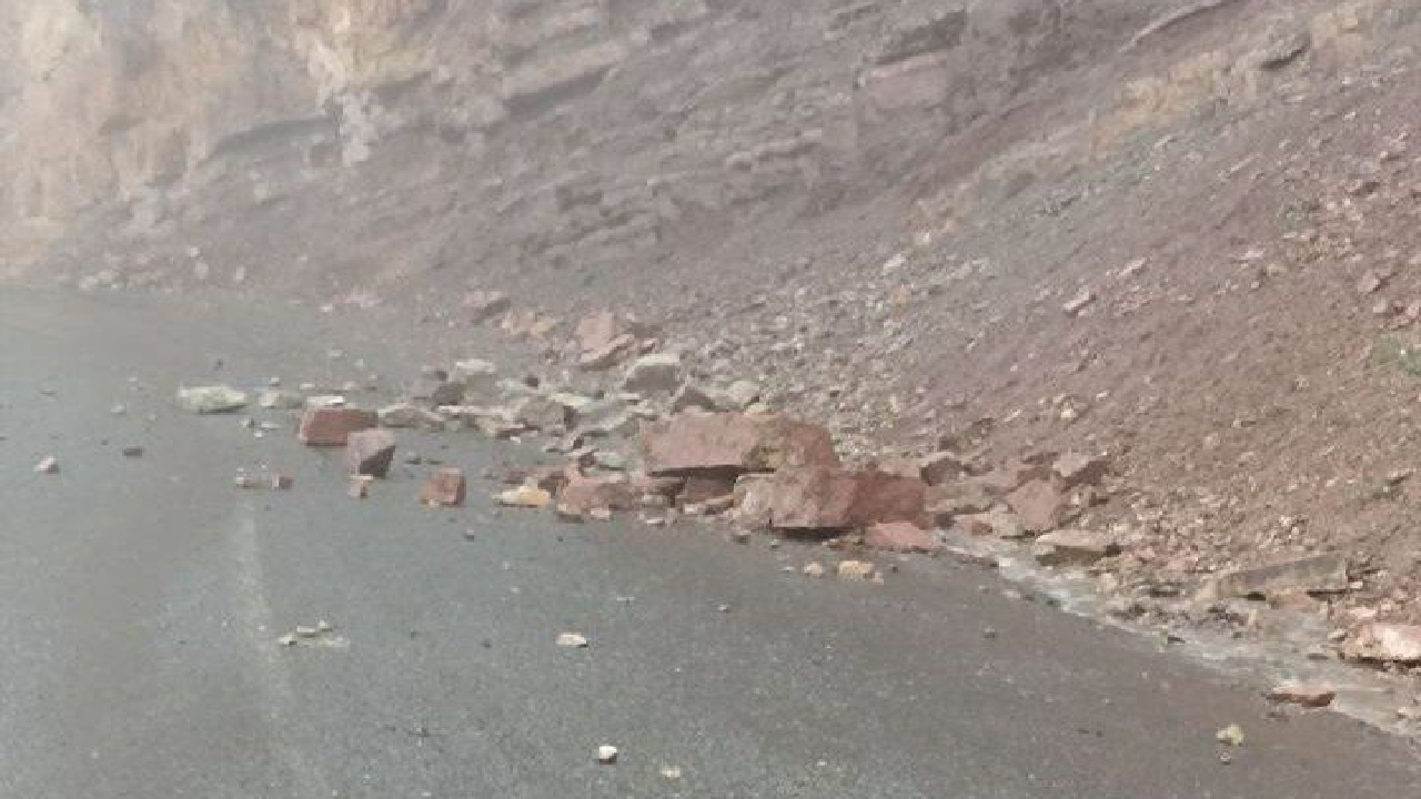 مسدود شدن جاده نیاسان دره در اشکور علیا