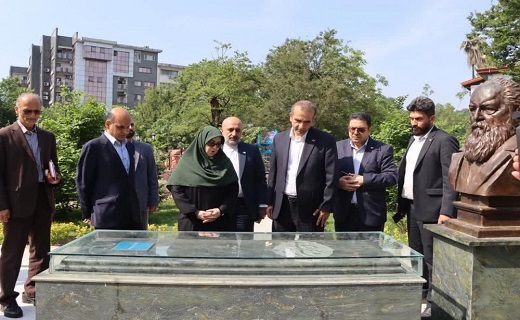 حضور مهاجرانی در مزار شاعر نامدار گیلانی