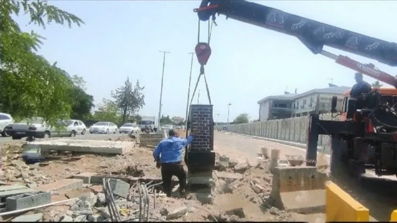 عملیات جابجایی کافو در خیابان بایندر شهر بندرانزلی اجرا شد