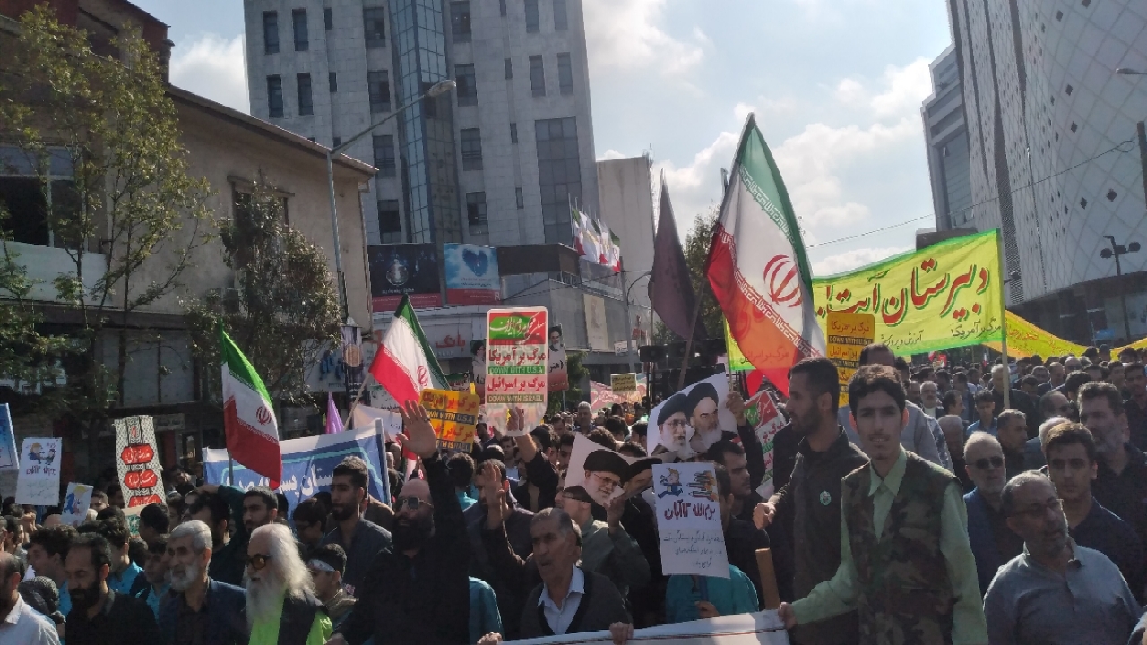 طنین استکبار ستیزی مردم گیلان در راهپیمایی ۱۳ آبان+ تصاویر طنین استکبار ستیزی مردم گیلان در راهپیمایی ۱۳ آبان+ تصاویر