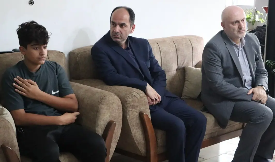 مسئولان خمام از دانش‌آموز چاقو خورده عیادت کردند