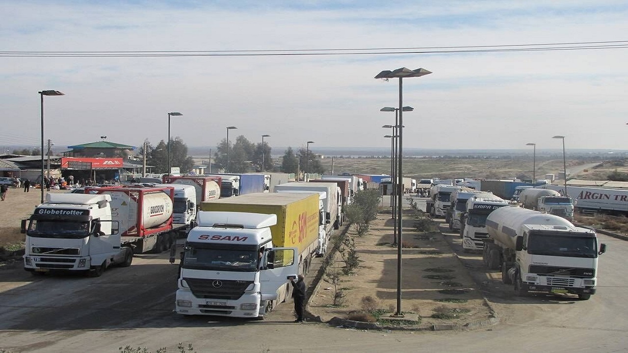 صف‌های طولانی کامیون‌ها در گذرگاه مرزی آستارا