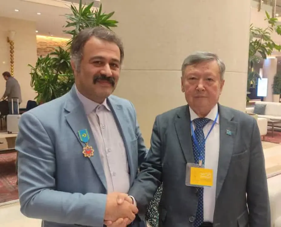 مدال طلای «۵۶۰ سالگی خان‌نشین قزاق» به شاعر و پژوهشگر ایرانی اهدا شد