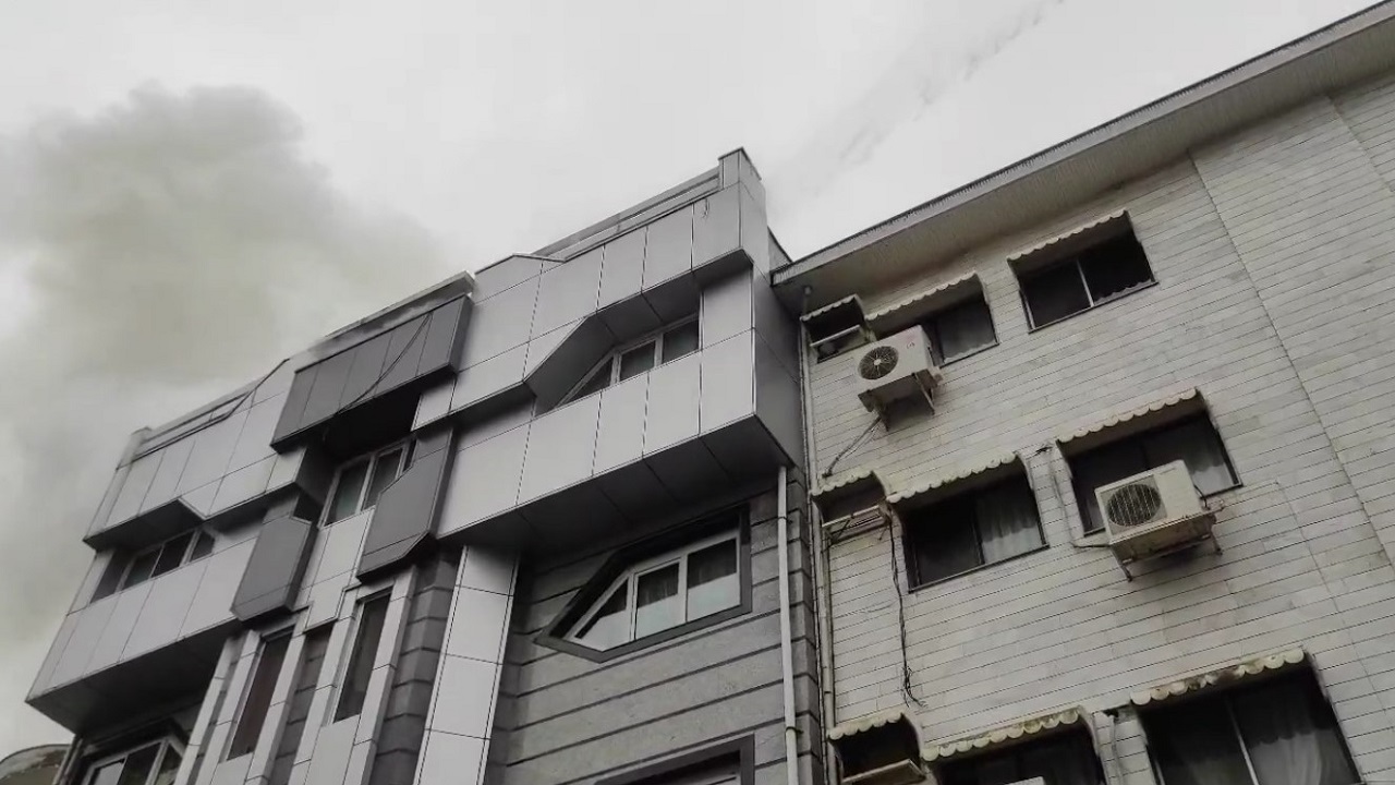 مهار آتش سوزی پشت بام یک آپارتمان در گلسار رشت + فیلم