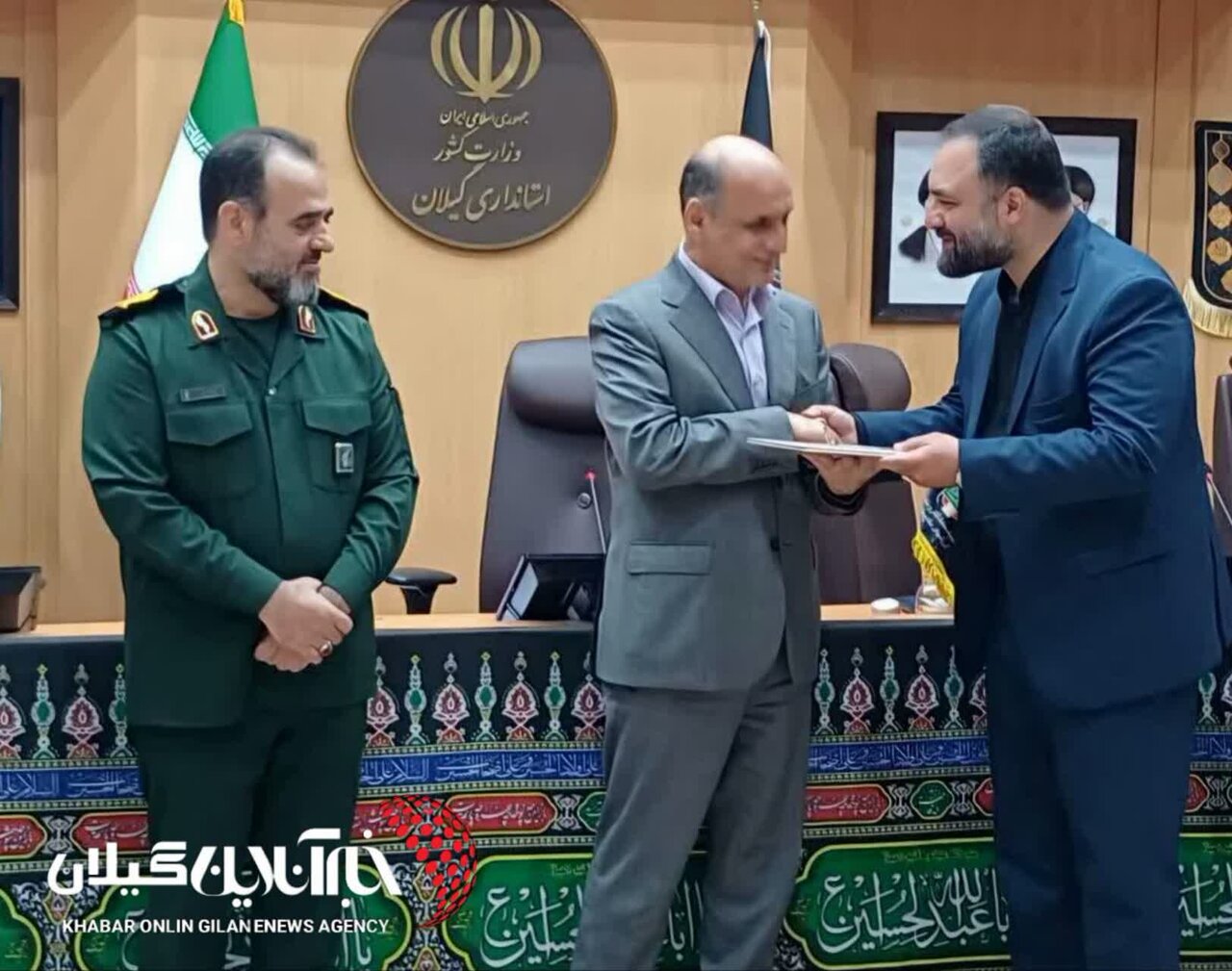 اهدای لوح تقدیر معاون رئیس‌جمهور و رئیس بنیاد شهیدو امور ایثارگران به استاندار گیلان